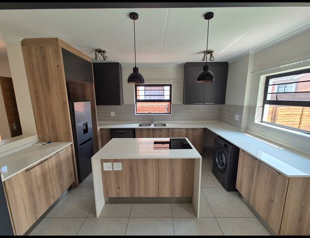 3 BEDROOM DUPLEX TO LET IN GLEN MARAIS